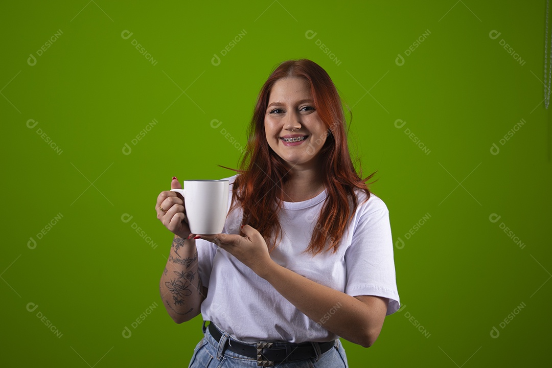 Linda mulher jovem garota cabelo ruivo sorridente segurando caneca branca