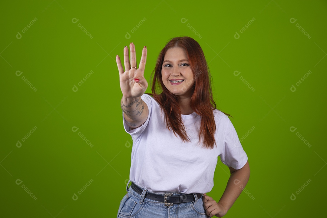 Linda mulher jovem garota cabelo ruivo sorridente sobre fundo isolado verde