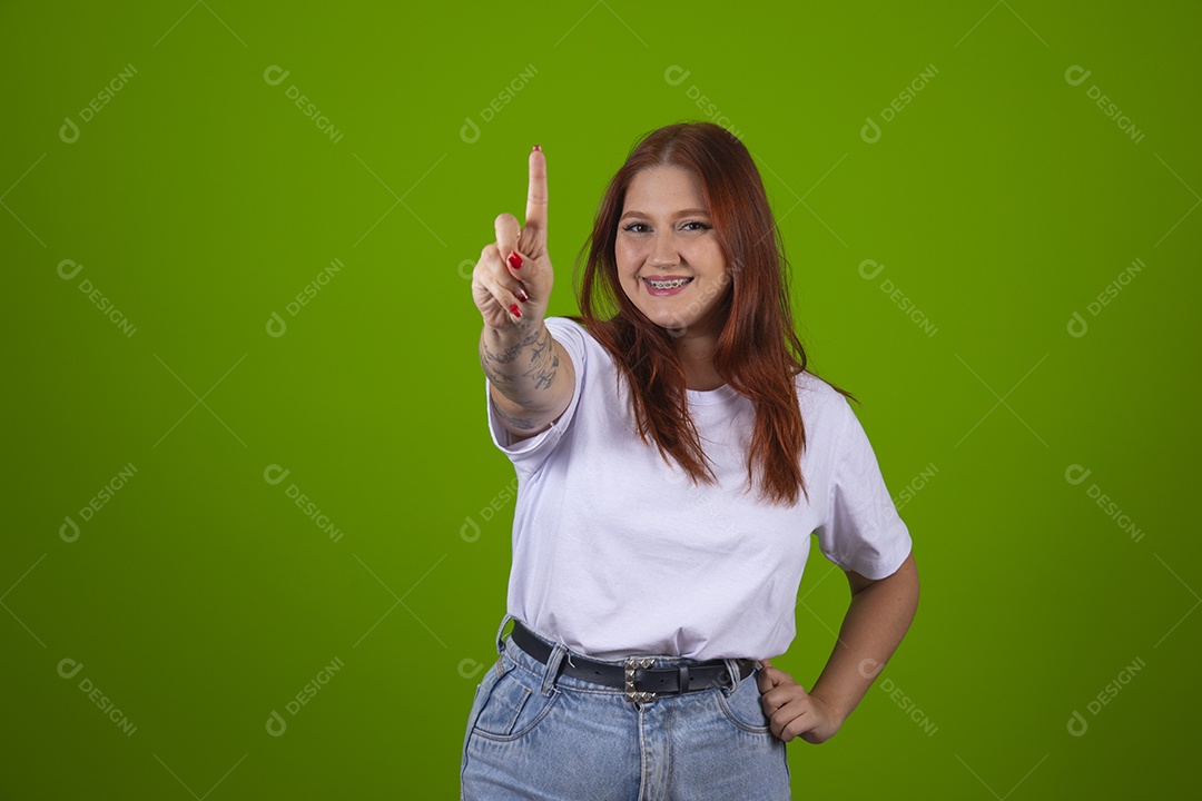 Linda mulher jovem garota cabelo ruivo sorridente sobre fundo isolado verde