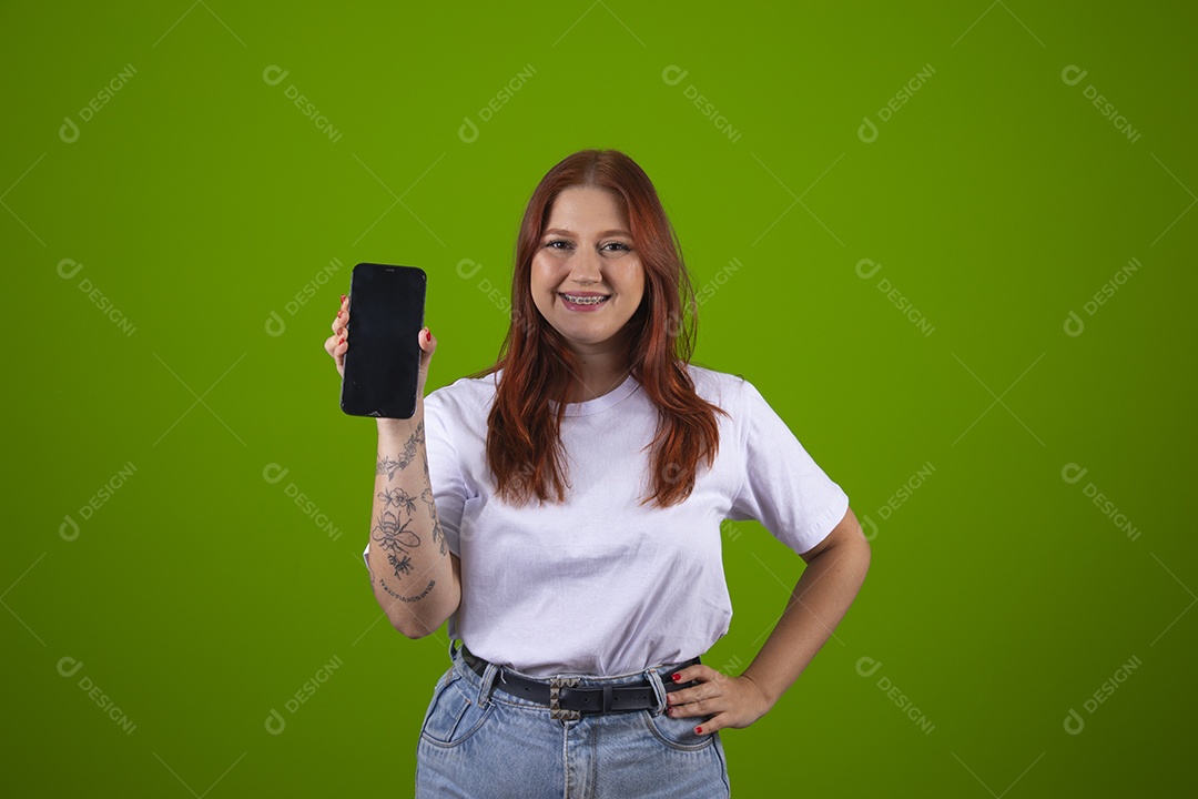 Linda mulher jovem garota cabelo ruivo sorridente segurando celular smartphone