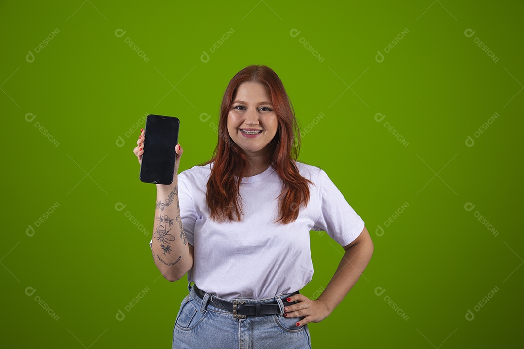 Linda mulher jovem garota cabelo ruivo sorridente segurando celular smartphone