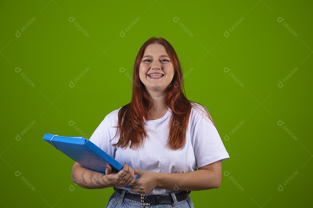 Linda mulher jovem garota cabelo ruivo sorridente segurando material escolar