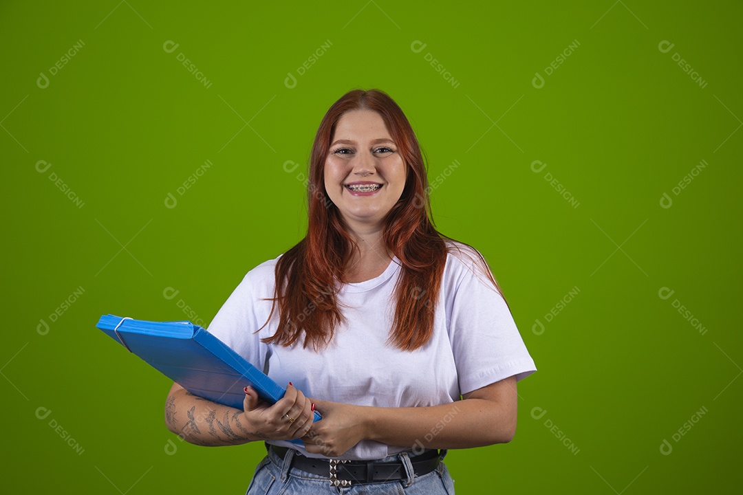 Linda mulher jovem garota cabelo ruivo sorridente segurando material escolar