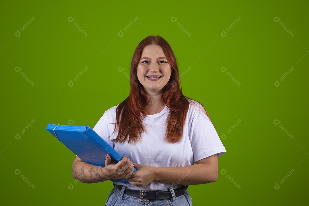 Linda mulher jovem garota cabelo ruivo sorridente segurando material escolar