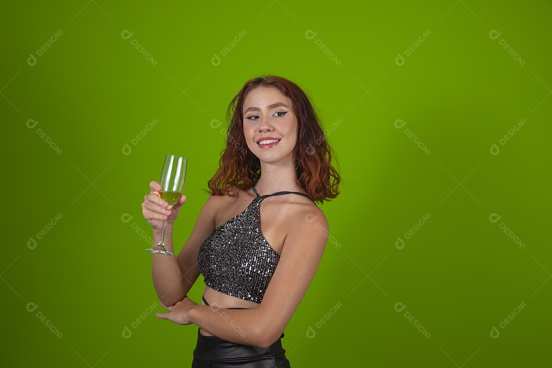 Linda mulher jovem garota cabelo ruivo sorridente segurando taça de vidro