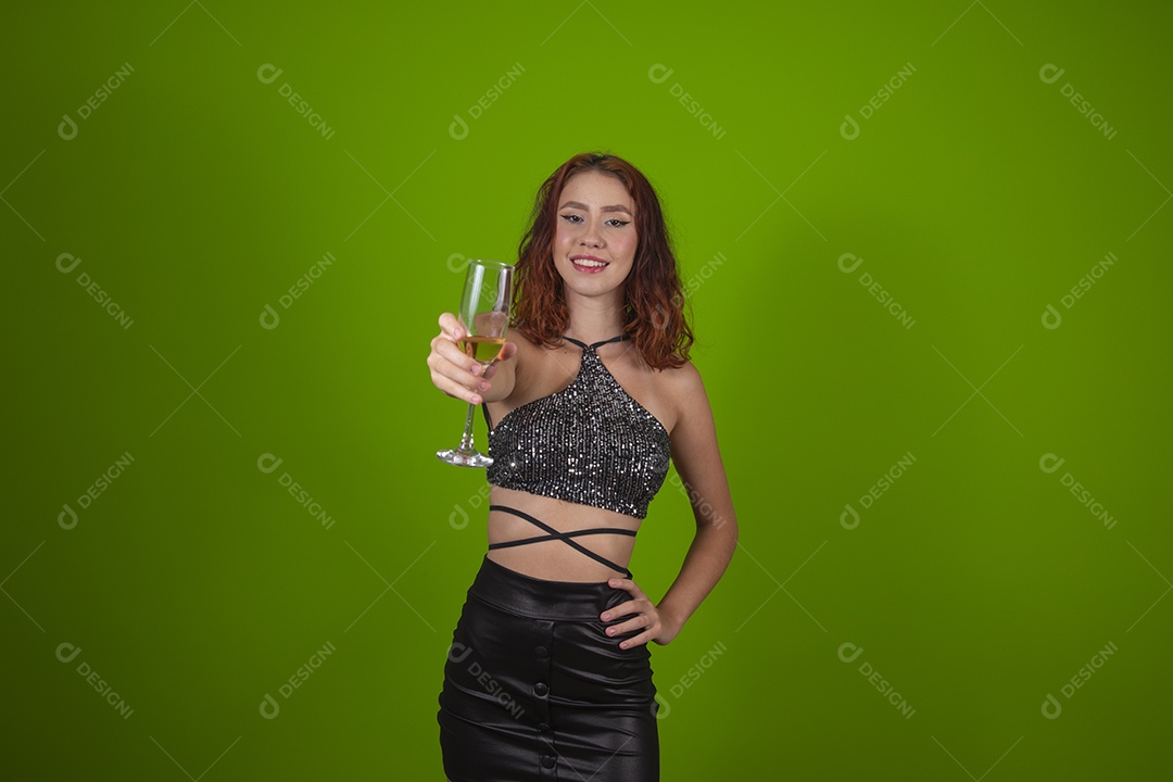 Linda mulher jovem garota cabelo ruivo sorridente segurando taça de vidro