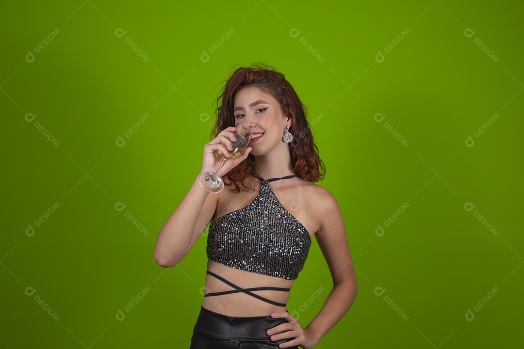 Linda mulher jovem garota cabelo ruivo sorridente segurando taça de vidro