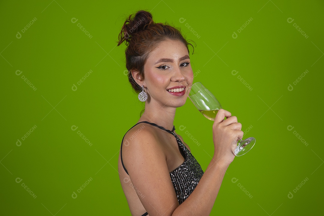 Linda mulher jovem garota cabelo ruivo sorridente segurando taça de vidro