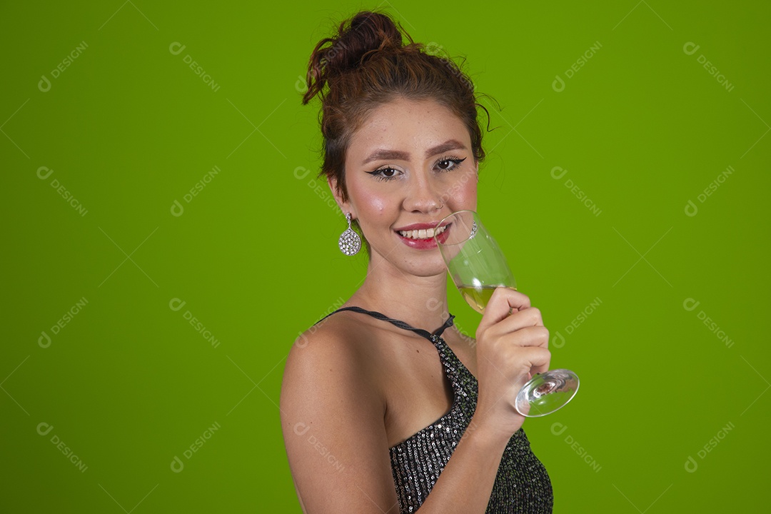 Linda mulher jovem garota cabelo ruivo sorridente segurando taça de vidro