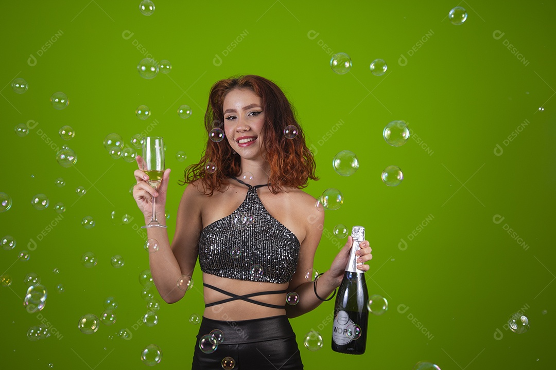 Linda mulher jovem garota cabelo ruivo sorridente segurando taça de vidro