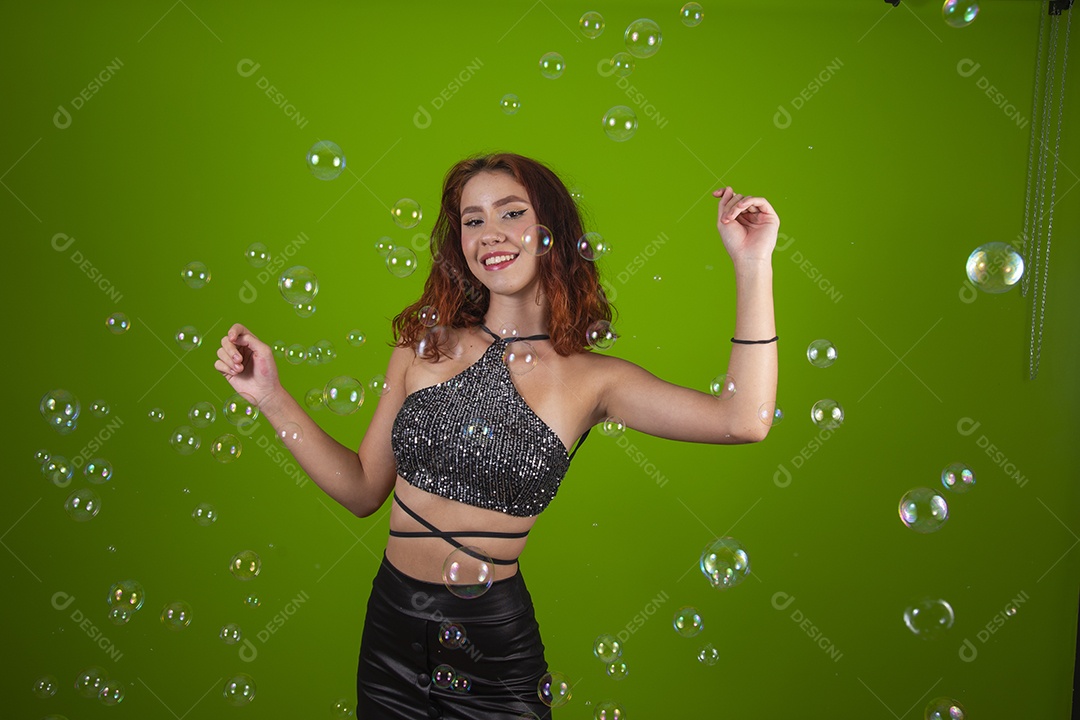 Linda mulher jovem garota cabelo ruivo sorridente sobre fundo isolado verde