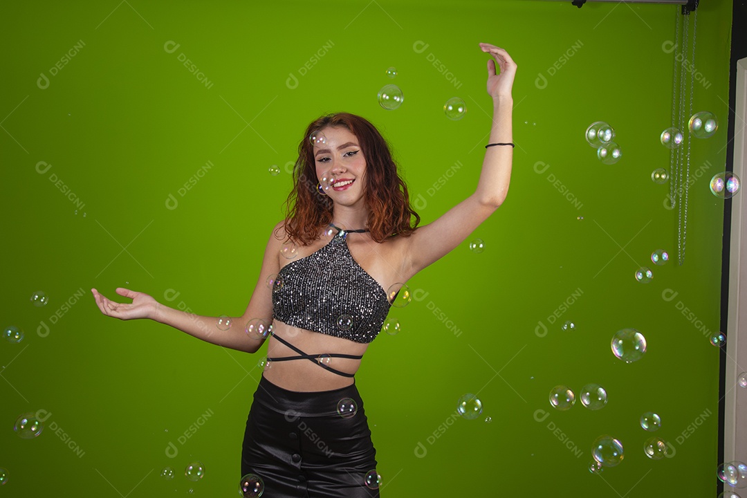 Linda mulher jovem garota cabelo ruivo sorridente sobre fundo isolado verde