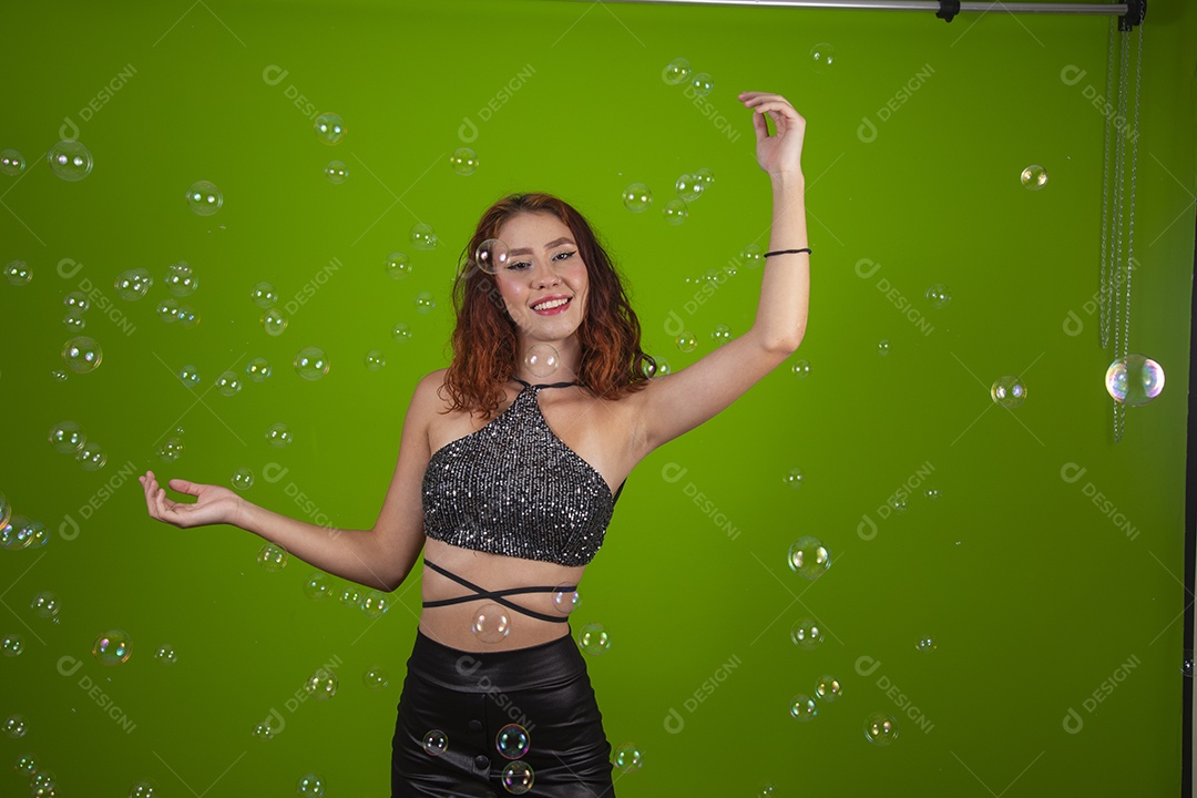 Linda mulher jovem garota cabelo ruivo sorridente sobre fundo isolado verde