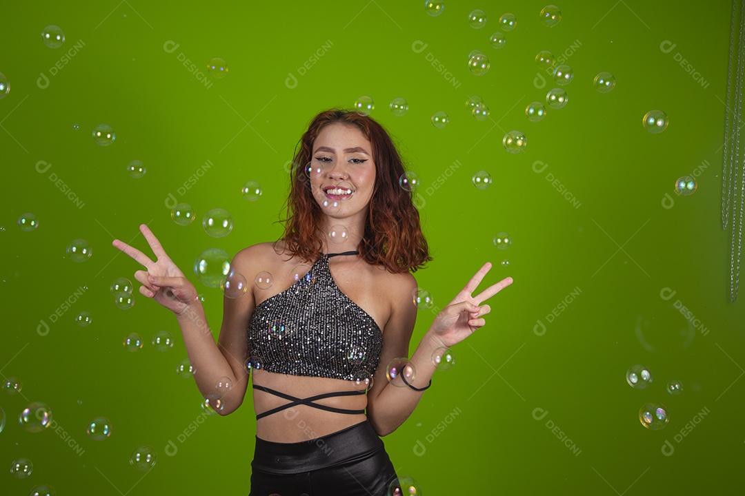Linda mulher jovem garota cabelo ruivo sorridente sobre fundo isolado verde