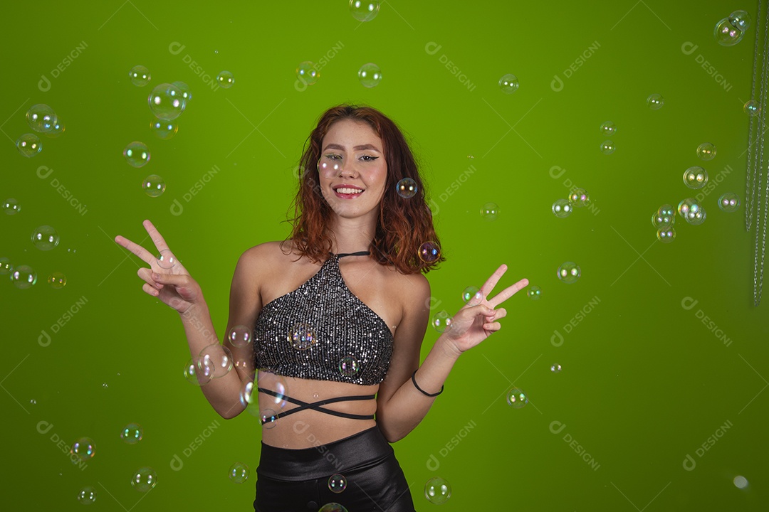 Linda mulher jovem garota cabelo ruivo sorridente sobre fundo isolado verde