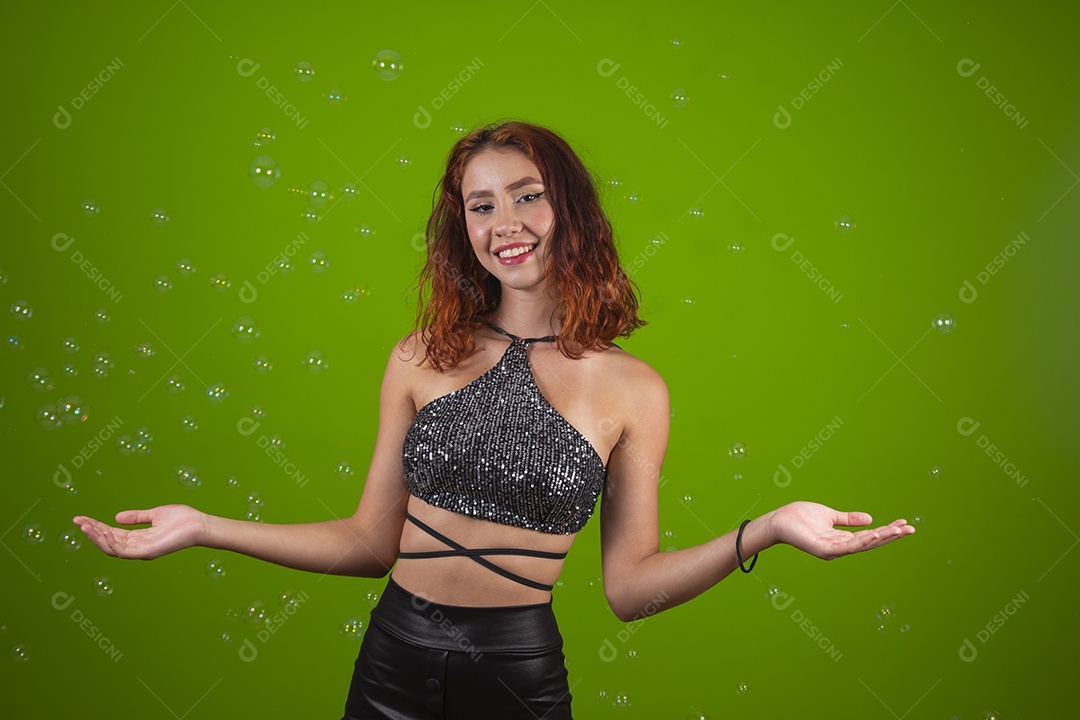 Linda mulher jovem garota cabelo ruivo sorridente sobre fundo isolado verde