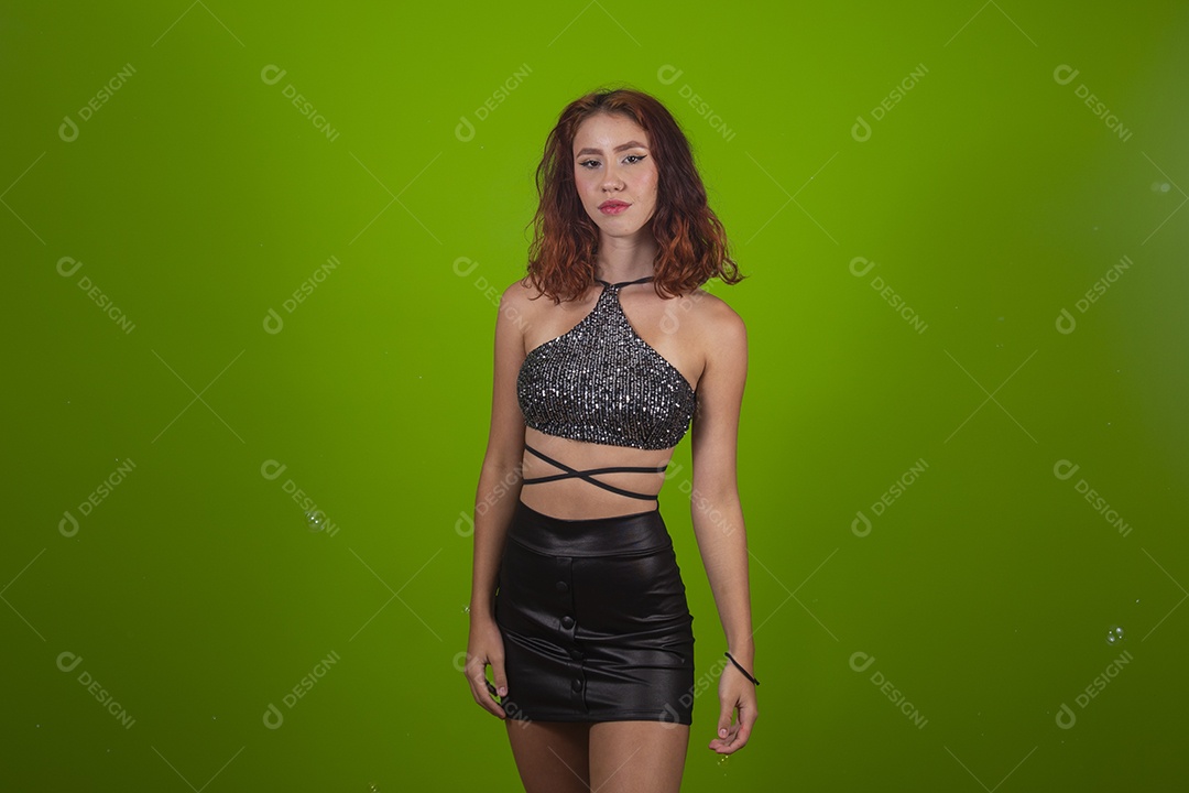 Linda mulher jovem garota cabelo ruivo sorridente sobre fundo isolado verde