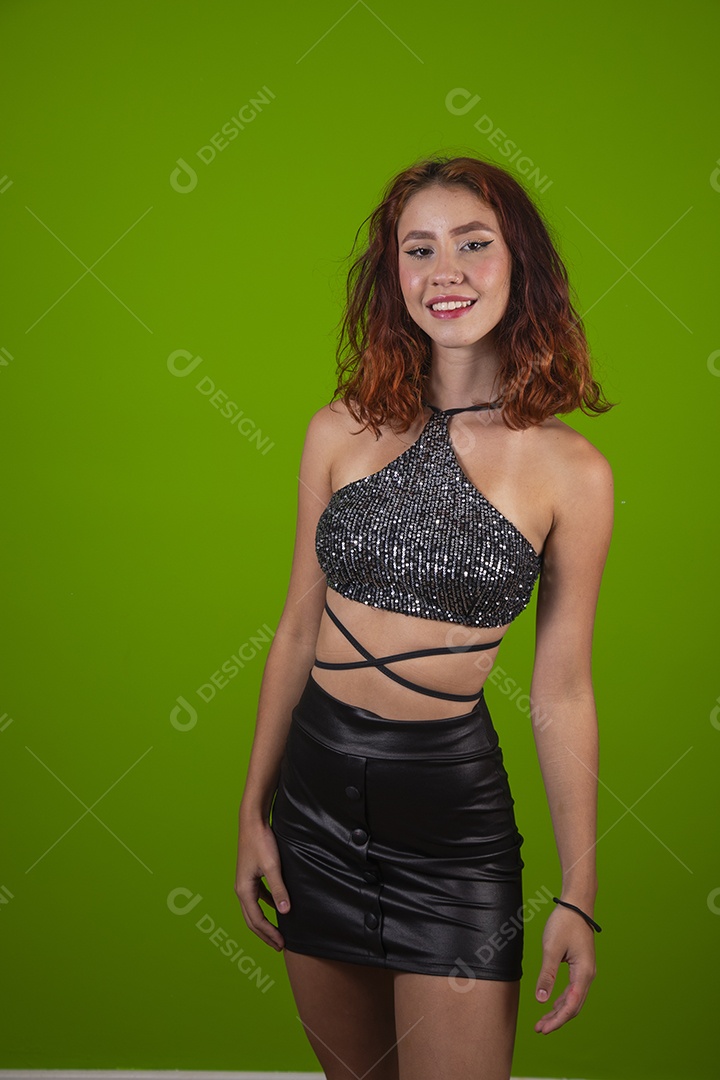 Linda mulher jovem garota cabelo ruivo sorridente sobre fundo isolado verde