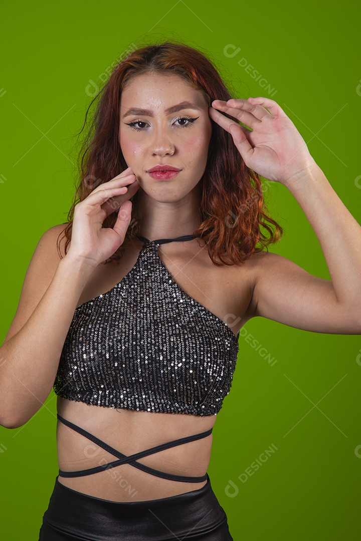 Linda mulher jovem garota cabelo ruivo sobre fundo isolado verde