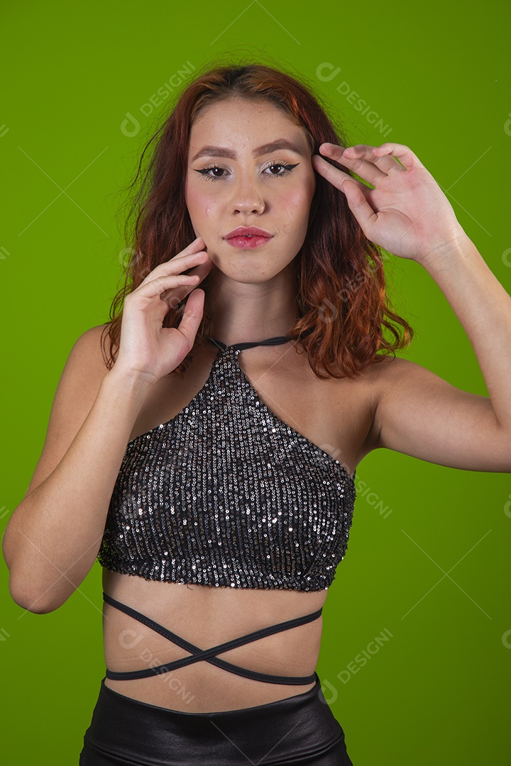 Linda mulher jovem garota cabelo ruivo sobre fundo isolado verde