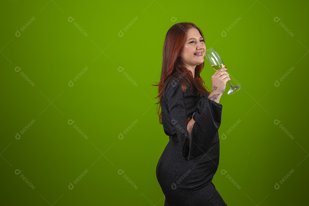 Linda mulher jovem garota cabelo ruivo sorridente sobre fundo isolado verde