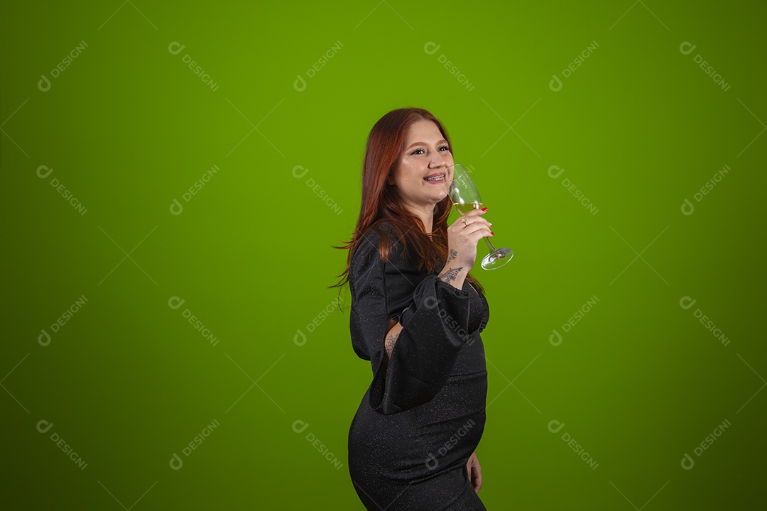 Linda mulher jovem garota cabelo ruivo sorridente sobre fundo isolado verde