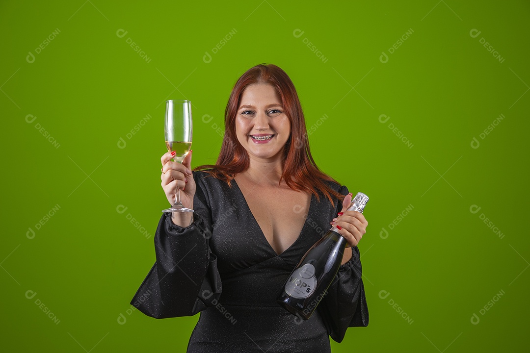 Linda mulher jovem garota cabelo ruivo sorridente segurando taça de vidro