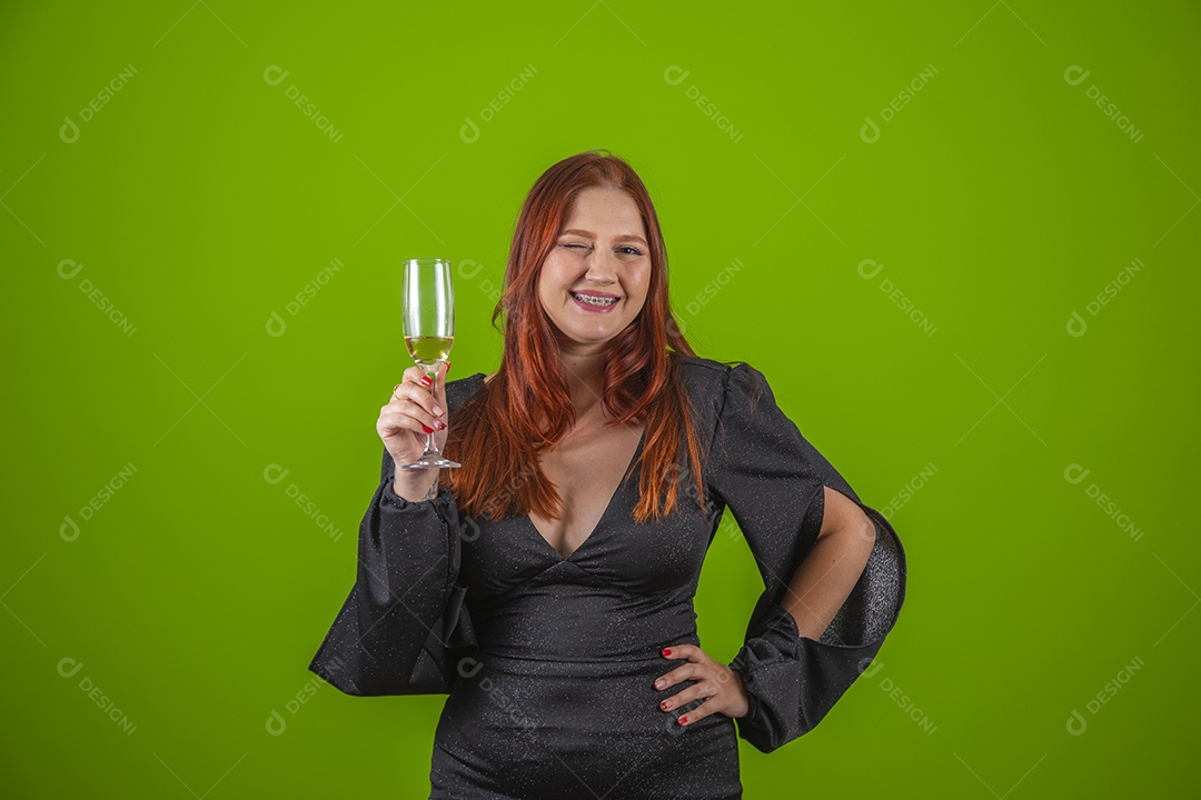 Linda mulher jovem garota cabelo ruivo sorridente segurando taça de vidro