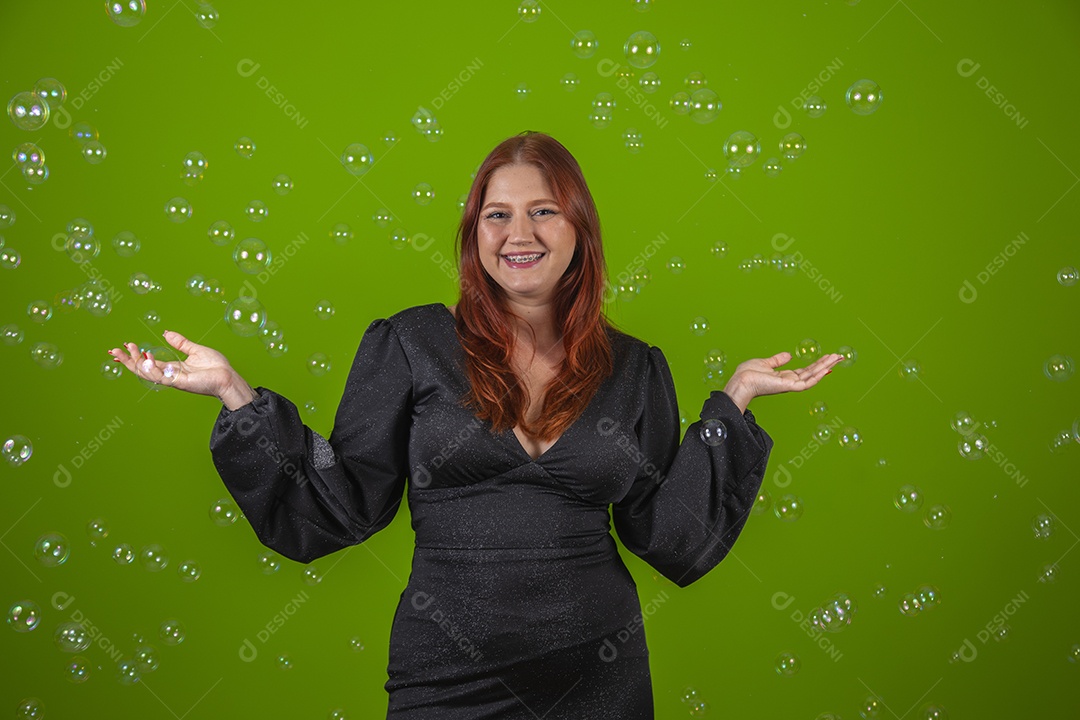Linda mulher jovem garota cabelo ruivo sorridente sobre fundo isolado verde