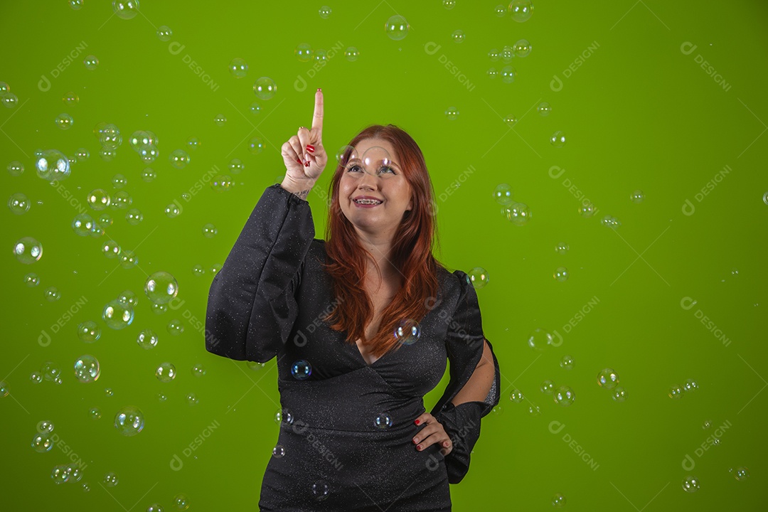 Linda mulher jovem garota cabelo ruivo sorridente sobre fundo isolado verde