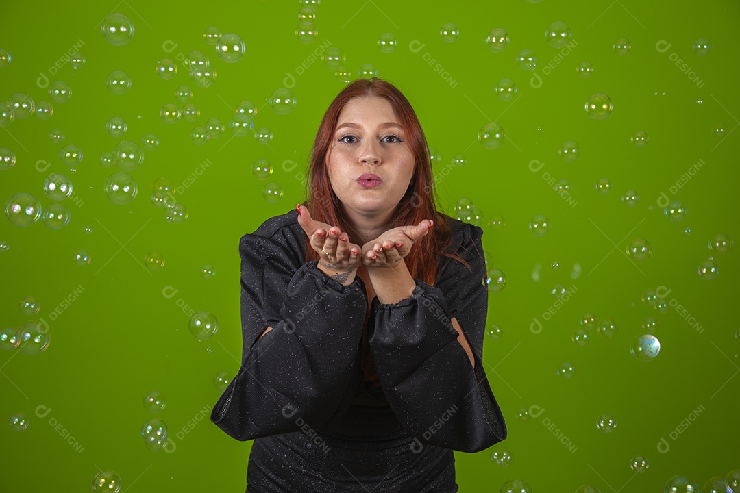 Linda mulher jovem garota cabelo ruivo sorridente sobre fundo isolado verde