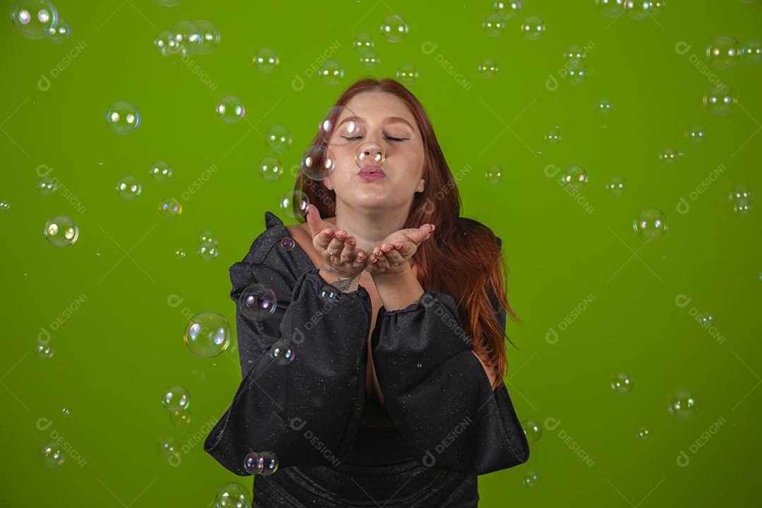 Linda mulher jovem garota cabelo ruivo sorridente sobre fundo isolado verde