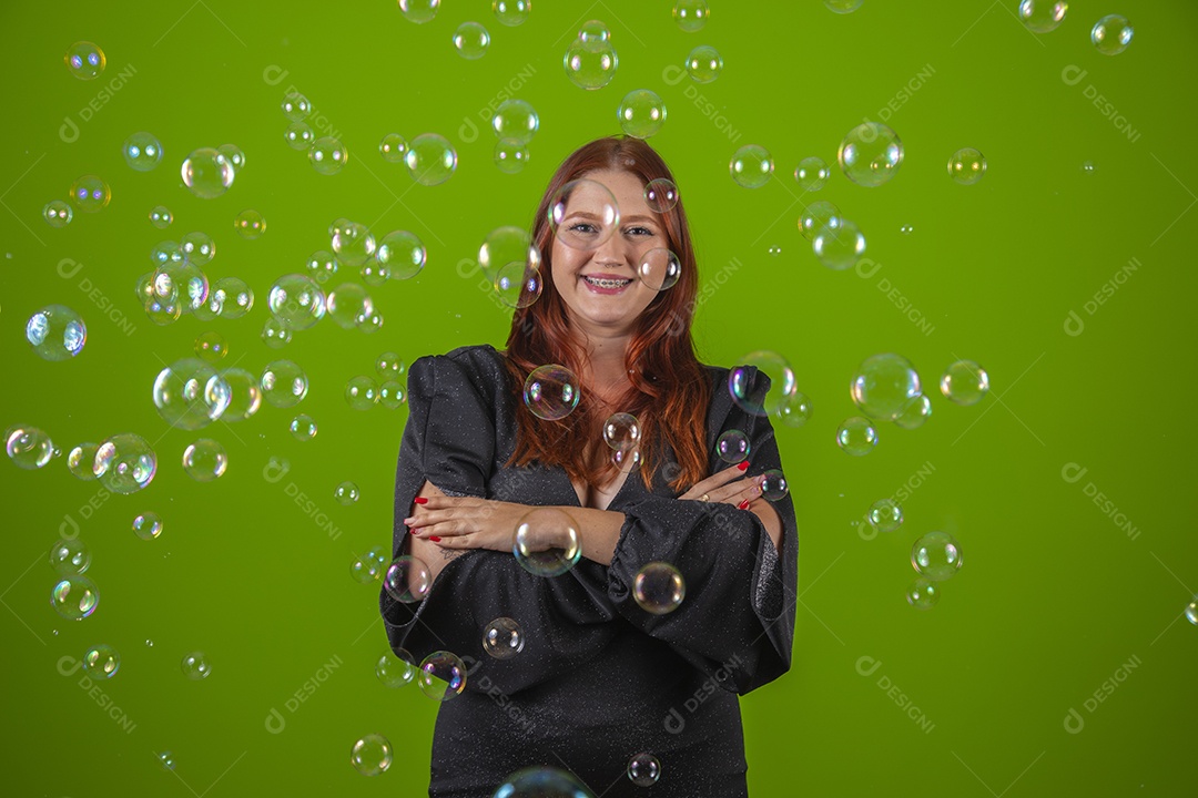 Linda mulher jovem garota cabelo ruivo sorridente sobre fundo isolado verde