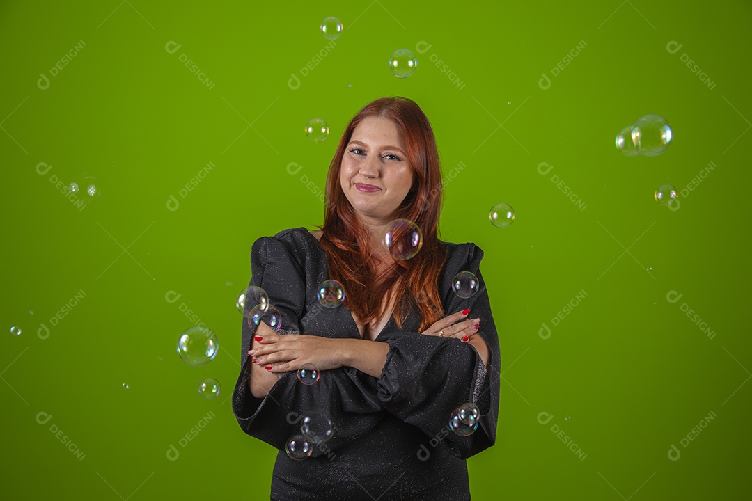 Linda mulher jovem garota cabelo ruivo sorridente sobre fundo isolado verde