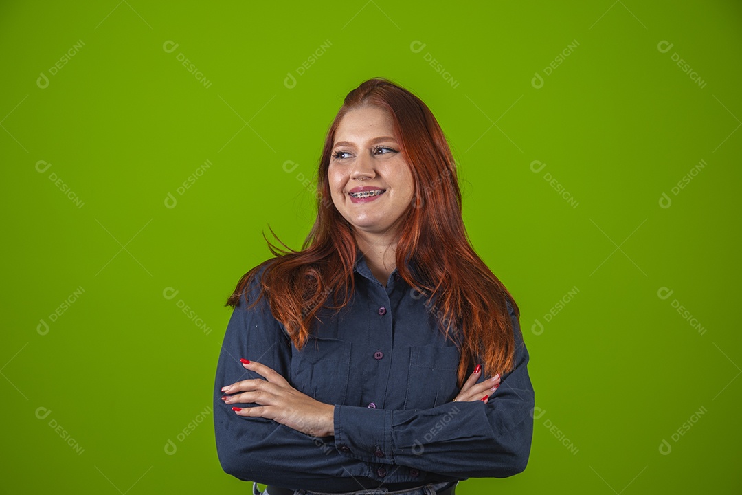 Linda mulher jovem garota cabelo ruivo sorridente sobre fundo isolado verde