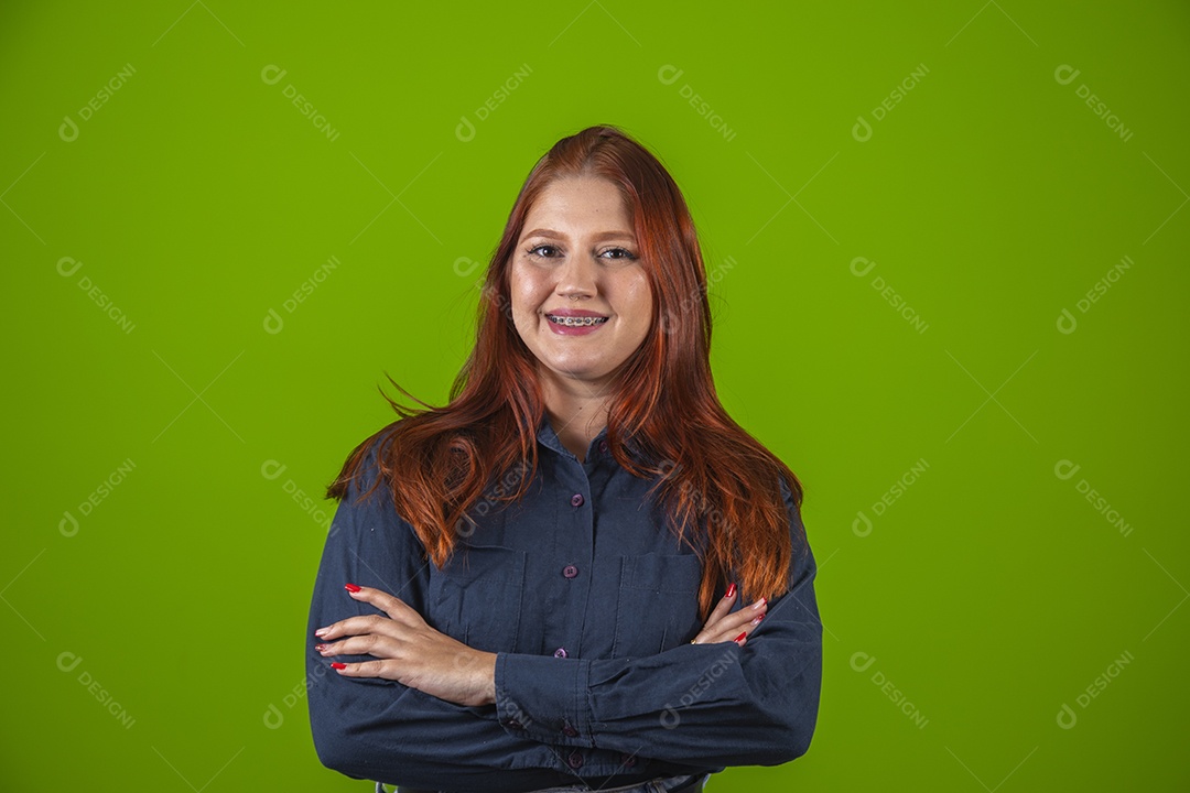 Linda mulher jovem garota cabelo ruivo sorridente sobre fundo isolado verde