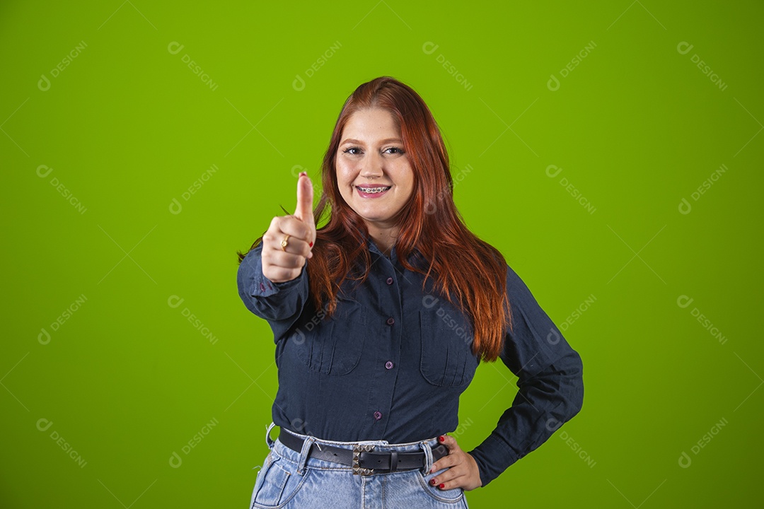 Linda mulher jovem garota cabelo ruivo sorridente sobre fundo isolado verde