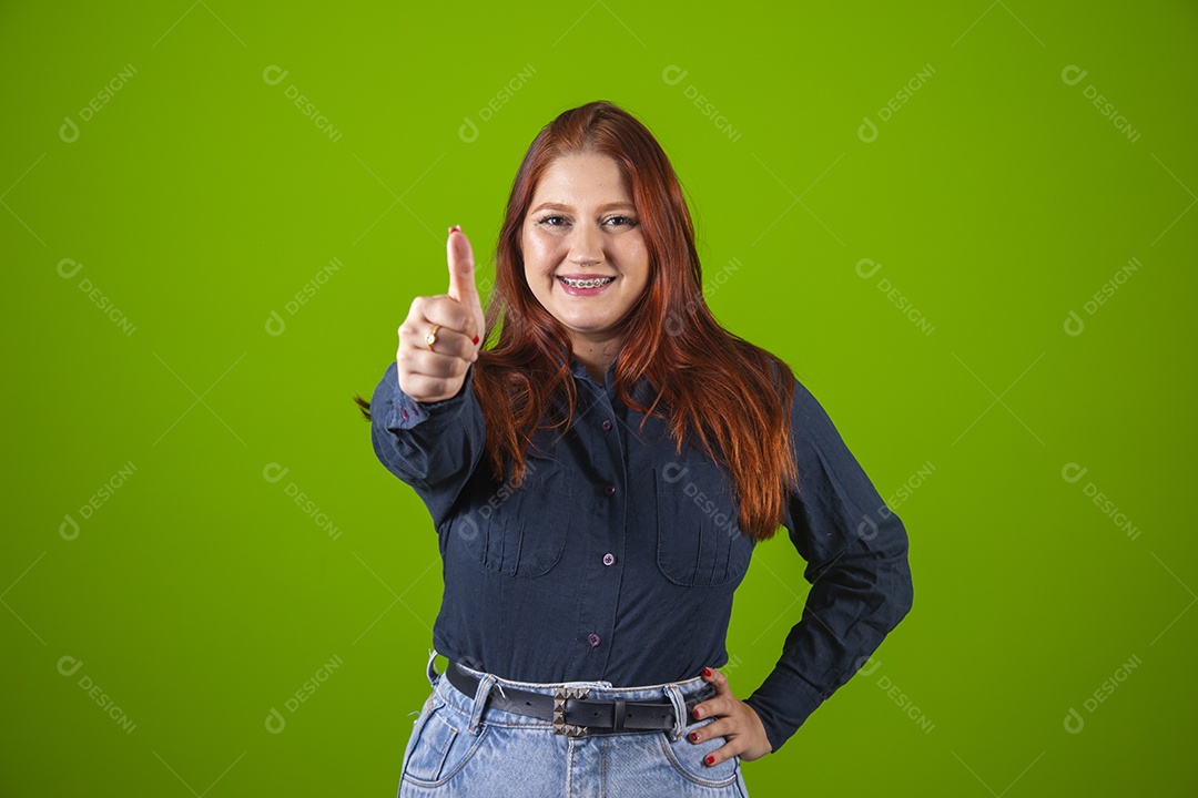 Linda mulher jovem garota cabelo ruivo sorridente sobre fundo isolado verde