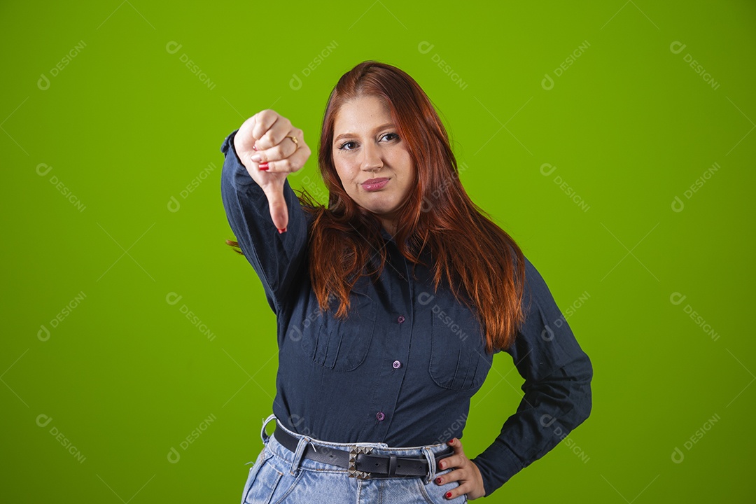 Linda mulher jovem garota cabelo ruivo sorridente sobre fundo isolado verde