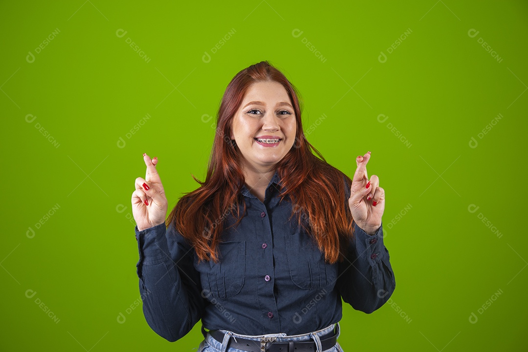 Linda mulher jovem garota cabelo ruivo sorridente sobre fundo isolado verde