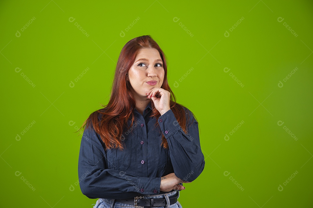 Linda mulher jovem garota cabelo ruivo sorridente sobre fundo isolado verde