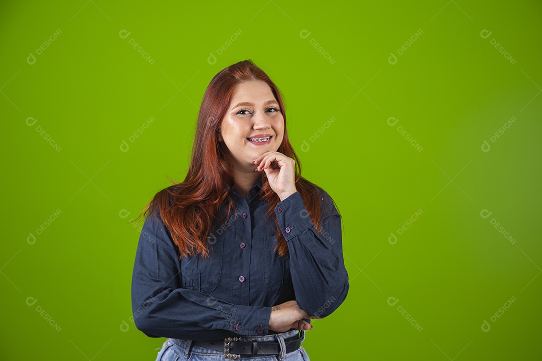 Linda mulher jovem garota cabelo ruivo sorridente sobre fundo isolado verde