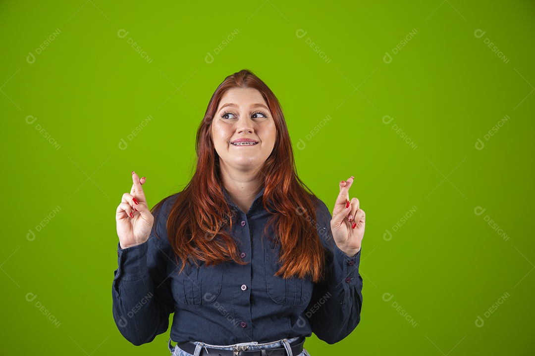 Linda mulher jovem garota cabelo ruivo sorridente sobre fundo isolado verde