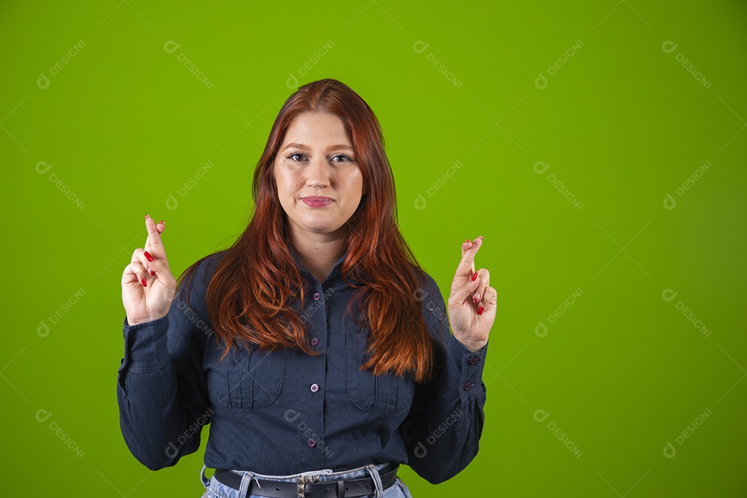 Linda mulher jovem garota cabelo ruivo sorridente sobre fundo isolado verde