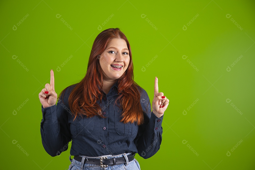 Linda mulher jovem garota cabelo ruivo sorridente sobre fundo isolado verde