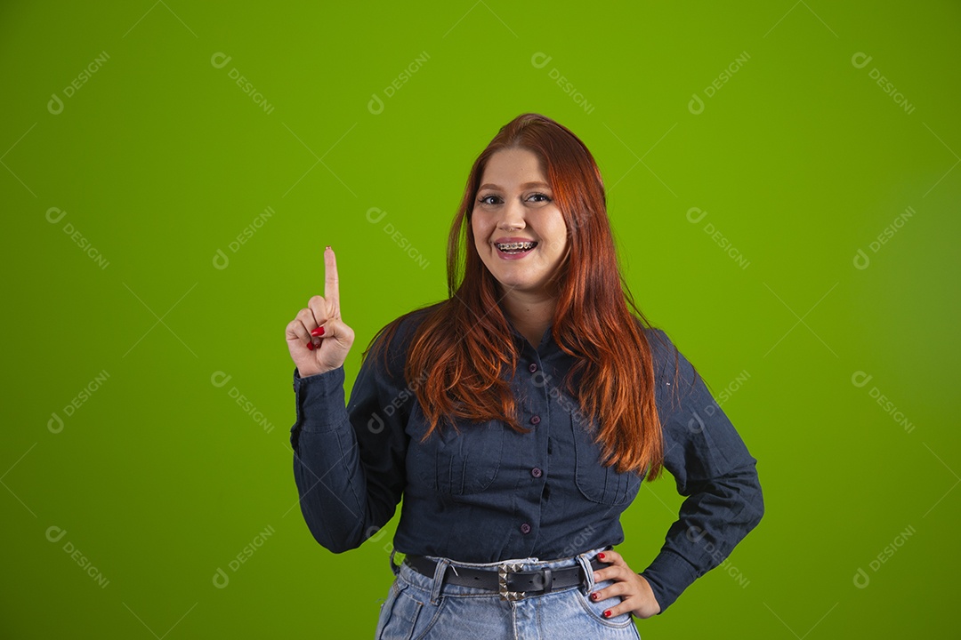 Linda mulher jovem garota cabelo ruivo sorridente sobre fundo isolado verde