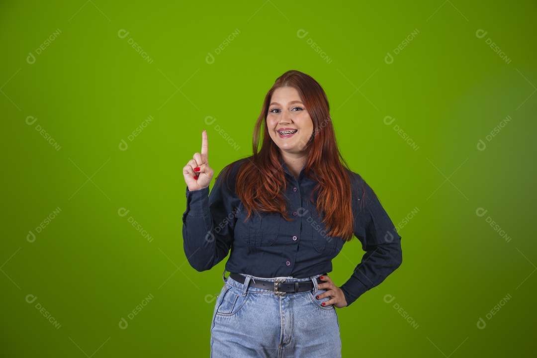 Linda mulher jovem garota cabelo ruivo sorridente sobre fundo isolado verde