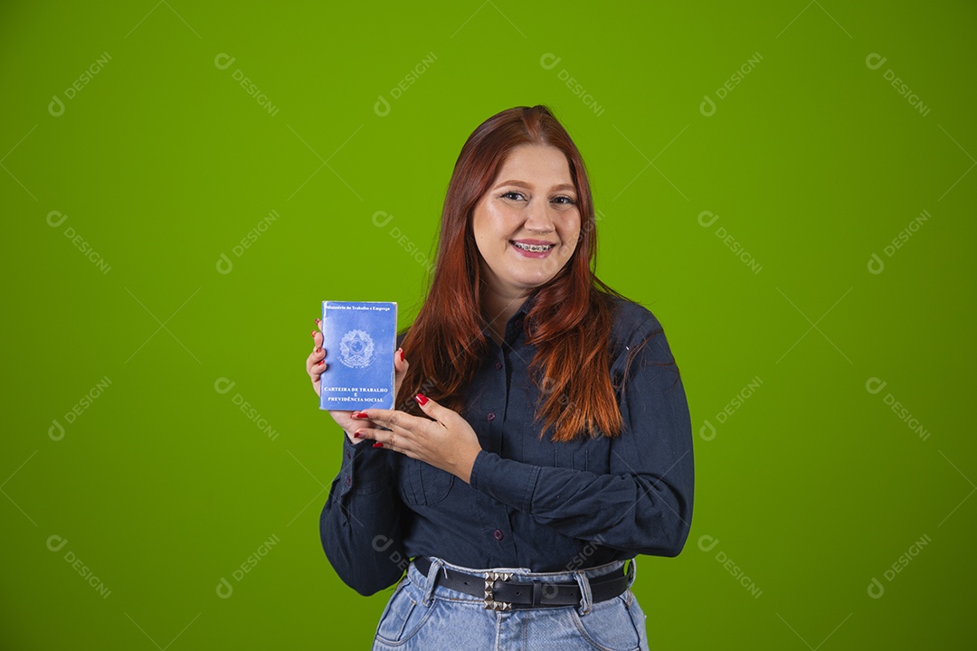 Linda mulher jovem garota cabelo ruivo sorridente segurando carteira de trabalho