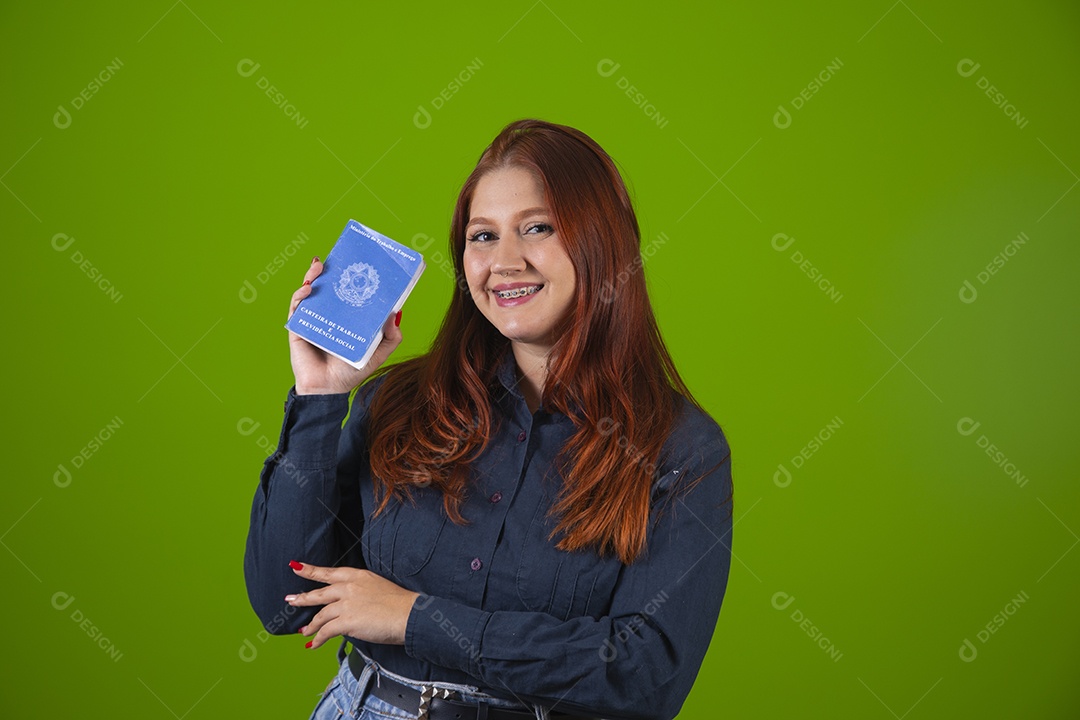 Linda mulher jovem garota cabelo ruivo sorridente segurando carteira de trabalho