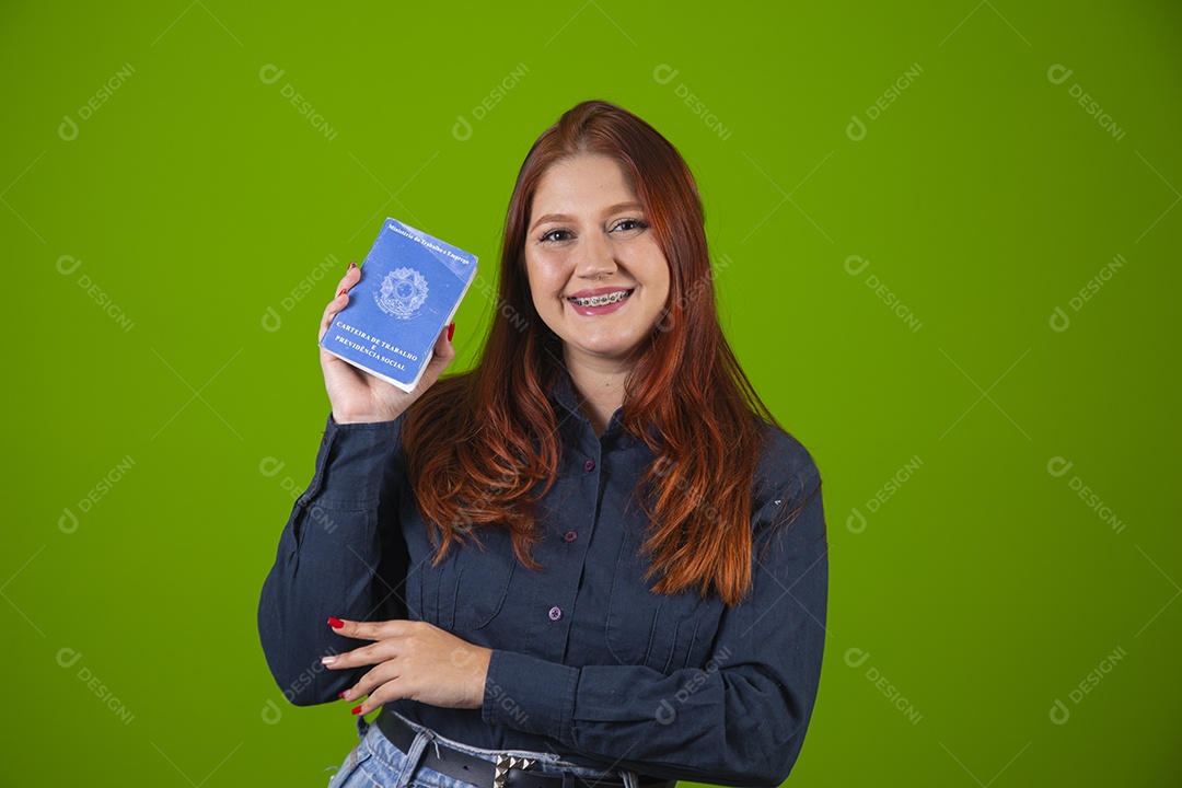 Linda mulher jovem garota cabelo ruivo sorridente segurando carteira de trabalho